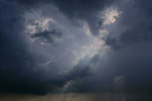 Sombrio nublado céu Preto fundo, dramático nublado tempestade foto