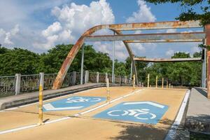 bicicleta assinar os pontos de estrada de asfalto foto