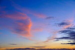 pôr do sol céu panorama azul horizonte abstrato natureza lindo cloudscape ao ar livre foto