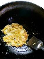 fechar-se do ovo fritar dentro uma fritar frigideira, rua Comida em branco fundo. foto