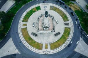 aéreo zangão Visão do marquês do pombal quadrado rotunda dentro Lisboa, Portugal, uma principal ponto de referência dentro a cidade foto