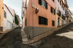 Largo ângulo Visão do limitar ruas dentro a histórico Centro do Lisboa, Portugal foto