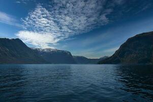 fiorde com Visão do montanhas e fiorde panorama dentro Noruega. paisagem, com luz nuvens foto