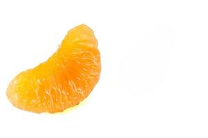 laranja tangerina casca de tangerina ou fatia de tangerina isolada no fundo branco foto