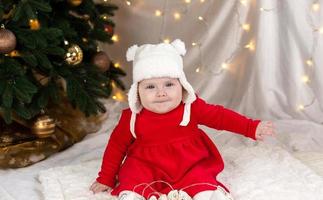 bebê de natal olhando para a câmera foto