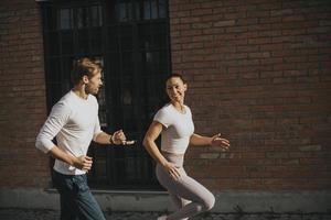 jovem casal correndo no ambiente urbano foto