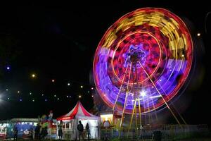 ferris roda às a noite foto