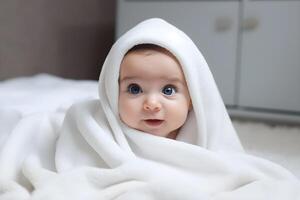 fofa branco bebê olhando Fora do uma cama Folha em uma cama. foto