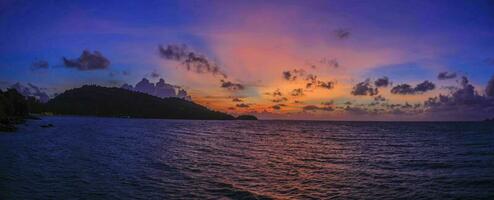 panorama de um pôr do sol em phuket com vista para a praia de tri trang foto