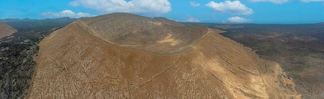 panorâmico zangão cenário sobre a estéril vulcânico timanfaya nacional parque em Lanzarote foto