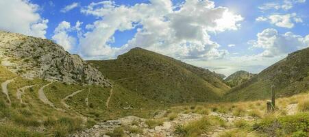 colinas em a espanhol ilha do Mallorca foto