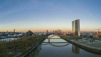 imagem panorâmica aérea do horizonte de frankfurt com rio principal com céu colorido durante o nascer do sol foto