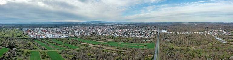 zangão panorama do alemão cidade moerfelden-walldorf perto Frankfurt com Horizonte foto