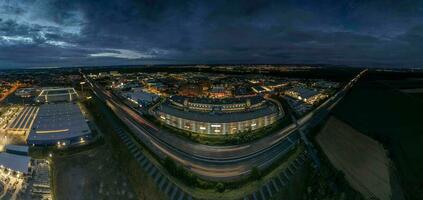 panorama de drones sobre a área industrial do município alemão de weiterstadt em hesse após o pôr do sol foto