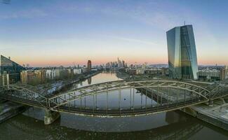 aéreo panorâmico cenário do deutschherrnbridge com Frankfurt Horizonte durante nascer do sol foto