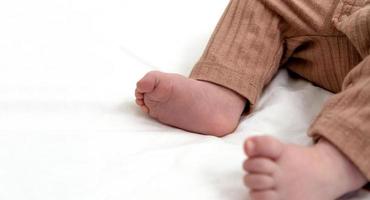 pés macios de bebê recém-nascido em um cobertor branco foto