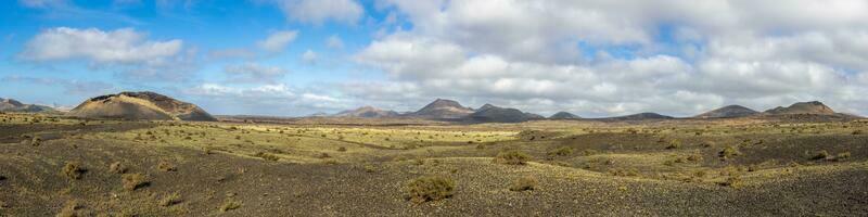 panorâmico Visão sobre a estéril vulcânico timanfaya nacional parque em Lanzarote foto