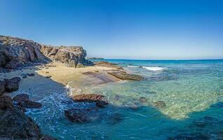 Visão sobre a rochoso litoral às los ajaches nacional parque em a canário ilha Lanzarote foto