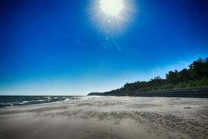 caloroso sem nuvens dia em a de praia. báltico mar panorama dentro Polônia foto