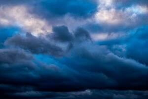ameaçador Sombrio marinha nuvens formando uma pitoresco original fundo foto
