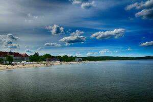 verão Visão do a famoso cidade do sopot dentro Polônia a partir de a mar foto