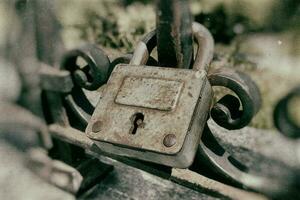 vintage cadeados fixado para a cerca Como uma símbolo do amor com a nomes do a amantes inscrito foto