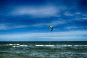 caloroso sem nuvens dia em a de praia. báltico mar panorama dentro Polônia foto