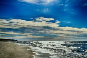 caloroso sem nuvens dia em a de praia. báltico mar panorama dentro Polônia foto