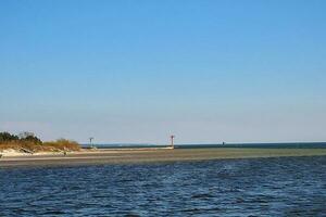 panorama do a azul báltico mar dentro Polônia e a de praia em uma ensolarado caloroso dia foto