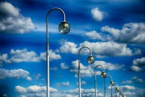 azul céu com branco nuvens e lanternas em uma caloroso ensolarado dia foto