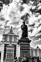 famoso monumento para a polonês poeta Adão mickiewicz em a mercado quadrado do a velho Cidade dentro Cracóvia, Polônia foto