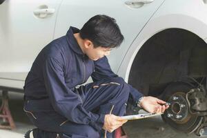 auto mecânico reparador com uma lista de controle, técnico verificação moderno carro às garagem, carro reparar e manutenção conceitos foto