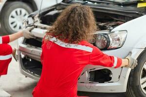 mecânica equipe dentro uniforme estão trabalhando dentro auto serviço, técnico verificação moderno carro às garagem, carro reparar e manutenção conceitos foto