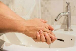 homem lavando mãos fricção com Sabonete prevenção para coronavírus, fechar acima foto