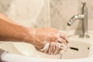 borrão do homem lavando mãos fricção com Sabonete prevenção para coronavírus foto