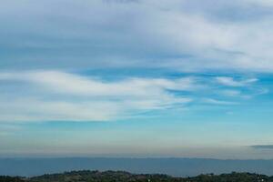 suave azul céu acima a colinas. lindo cênico Visão natureza panorama. foto