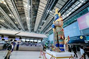muitos turistas dentro Suvarnabhumi internacional aeroporto é a maior aeroporto dentro a país. Bangkok, Tailândia foto