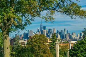 Visão do verde madeira cemitério dentro Brooklyn com Manhattan cidade Horizonte foto