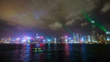 kowloon, hong kong-fevereiro 17, 2018 - Visão do hong kong Formato Kowloon Porto frente. a todo cidade luzes acima dentro a tarde e a coreografado sinfonia do laser é deslumbrante luz mostrar. foto