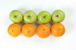 verde maçã laranja fruta em branco fundo foto