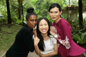 grupo do mulher amigos malaio chinês indiano ásia ao ar livre parque natureza pose expressão feliz sorrir espirituoso raiva preocupado pensando quadrinho foto