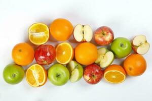 misturar verde vermelho maçã laranja todo fruta cortar fatia metade em branco fundo foto
