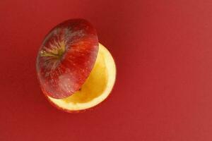 saudável vermelho cortar maçã flutuando topo fatia suco beber idéia conceito em vermelho fundo foto