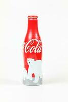 Kuala Lumpur, Malásia- fevereiro 10, 2017- Coca Cola edição limitada 250ml alumínio garrafa nomeado polar Urso em abril 1, 2015. foto