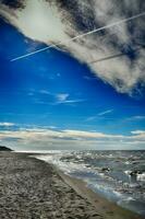 caloroso sem nuvens dia em a de praia. báltico mar panorama dentro Polônia foto