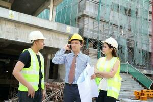 sul leste ásia jovem malaio chinês homem mulher vestindo em segurança capacete construção local trabalhos foto