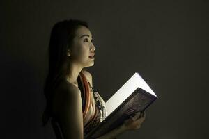 ásia mulher abertura místico livro caixa mágico luz Sombrio fundo foto