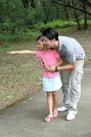 sul leste ásia jovem chinês pai filha pai criança jogar relaxar atividade ao ar livre parque mostrando olhando foto