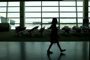 silhueta sombra dentro aeroporto homem mulher caminhando sombra foto