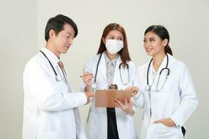 jovem ásia masculino fêmea médico vestindo avental uniforme túnica avental aguarde foto